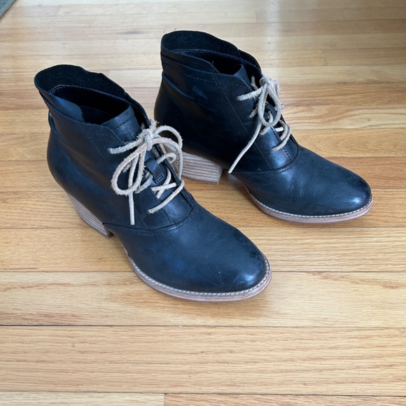 Stylish Caterpillar Women's boots - Picture 2 of 9